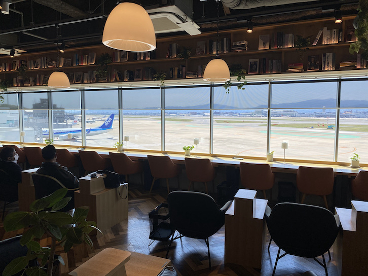 飛行機が見える『CAFE LOUNGE』TSUTAYA BOOKSTORE 福岡空港が最高すぎる